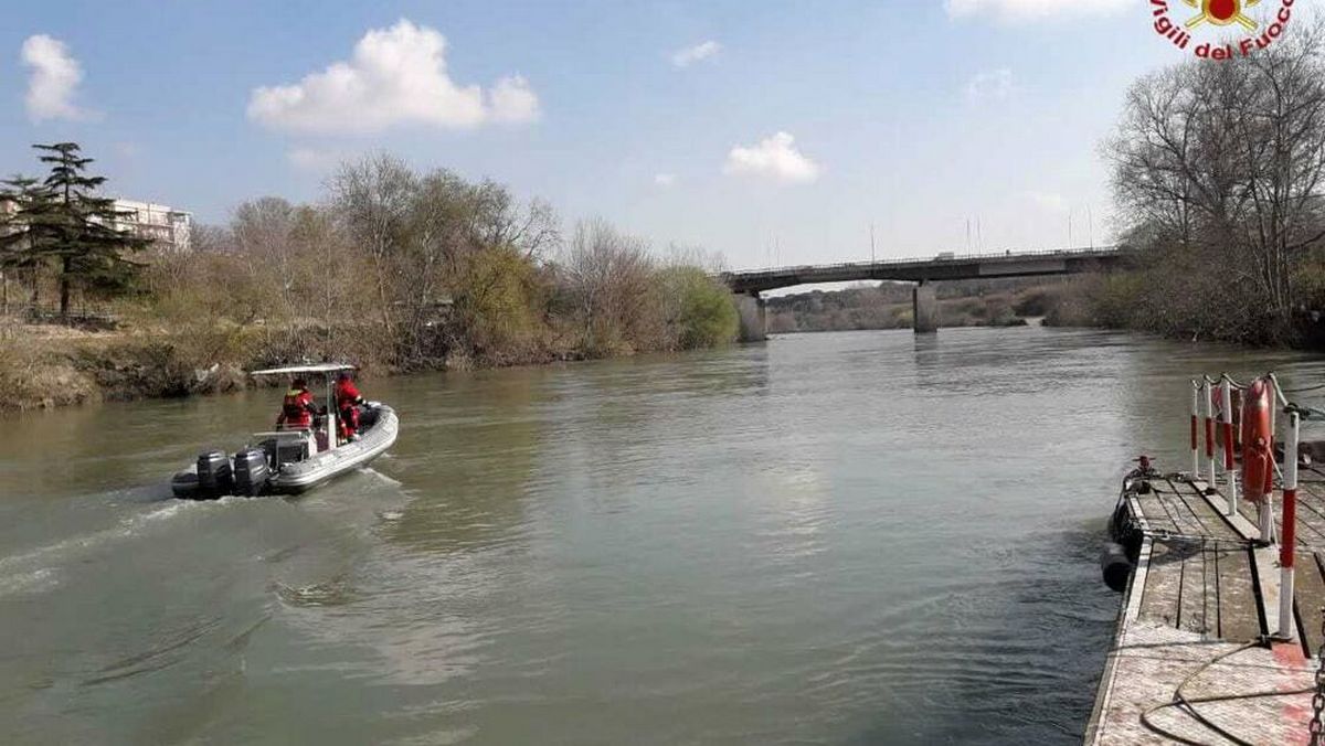 cadavere uomo tevere ostia