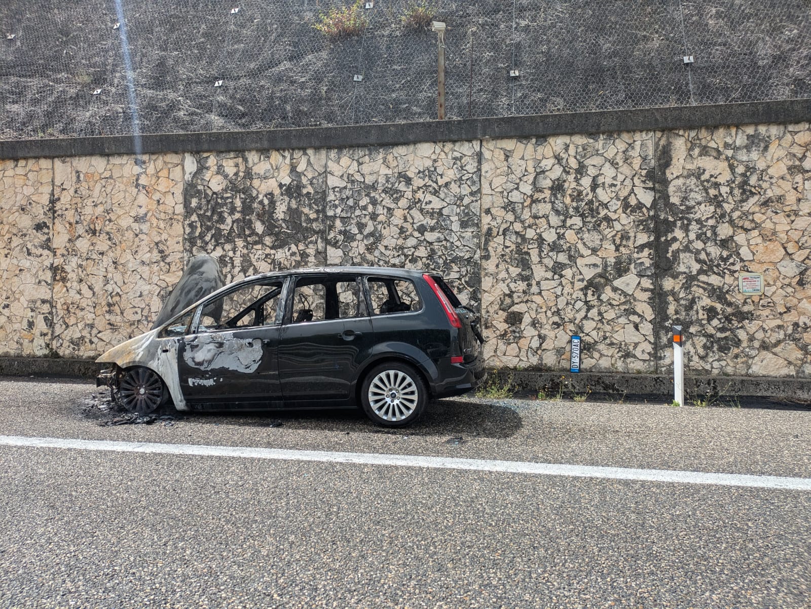 Veicolo fiamme A2 traffico bloccato Sicignano polla oggi 22 giugno