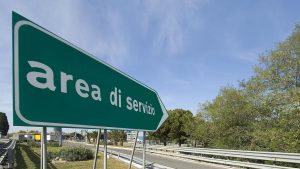 Aumenti aree sosta autostrada denuncia Altroconsumo estate 2024