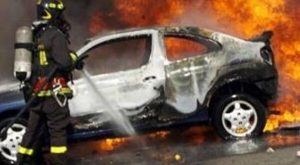 caserta auto prende fuoco