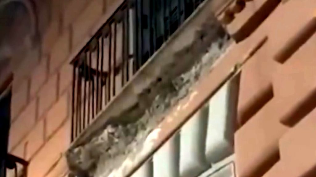 napoli crollato pezz cornicione balcone