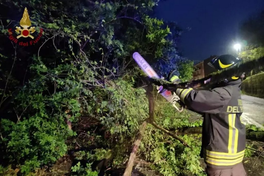 Precipita dal cestello dell'autoscala durante le operazioni di rimozione di un albero a Cernobbio: un vigile del fuoco di 47 anni in servizio al comando di Como