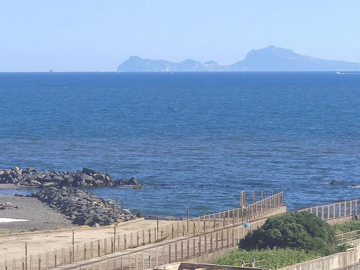 Napoli chiazza marrone mare San Giovanni Teduccio