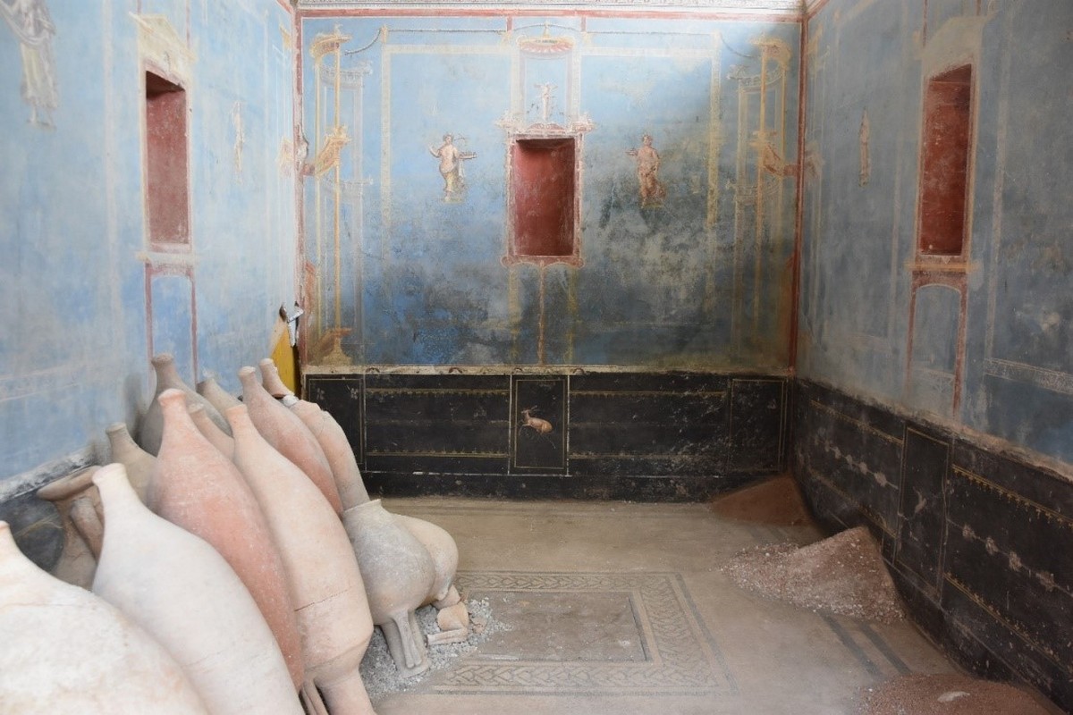 scavi pompei sacrario pareti blu