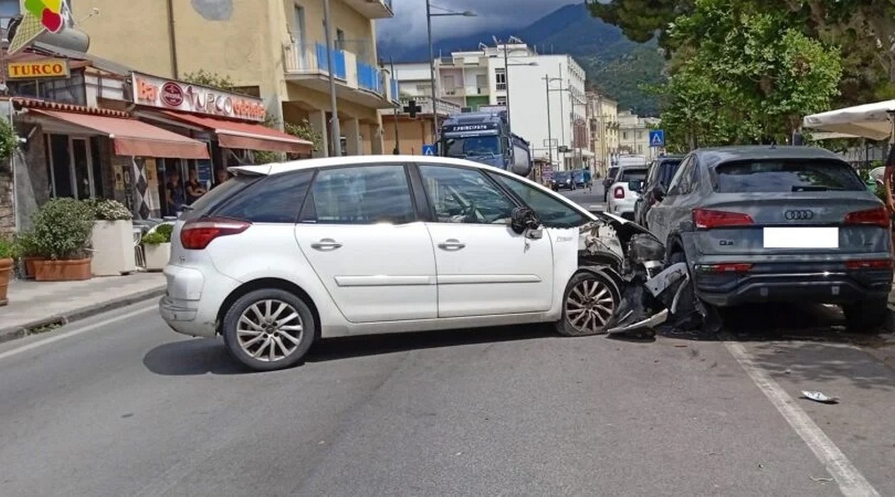 sapri auto contro vetture sosta 27 giugno