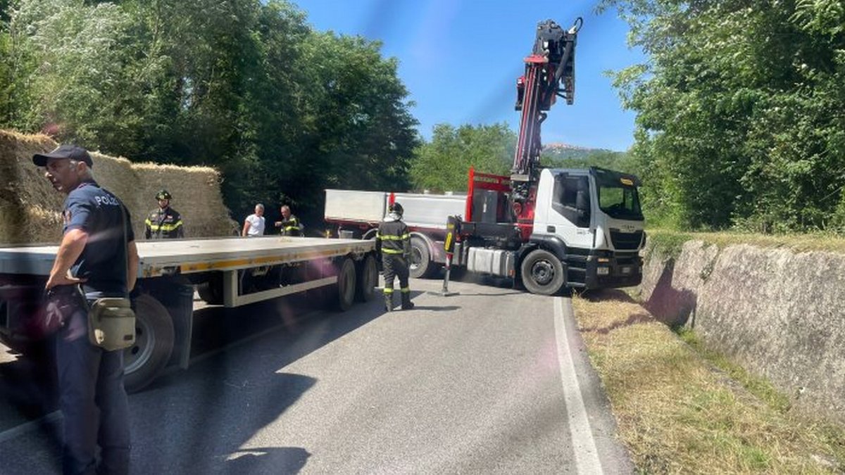 tir perde carico fieno ofantina oggi 7 giugno