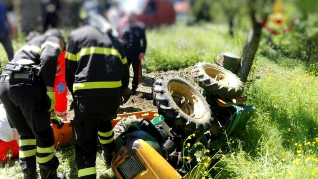 Torino trattore morto schiacciato