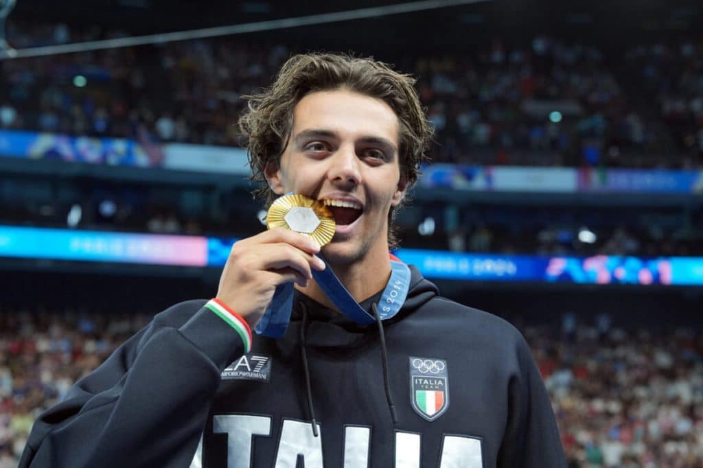 thomas ceccon medaglia oro 100 metri dorso olimpiadi 2024