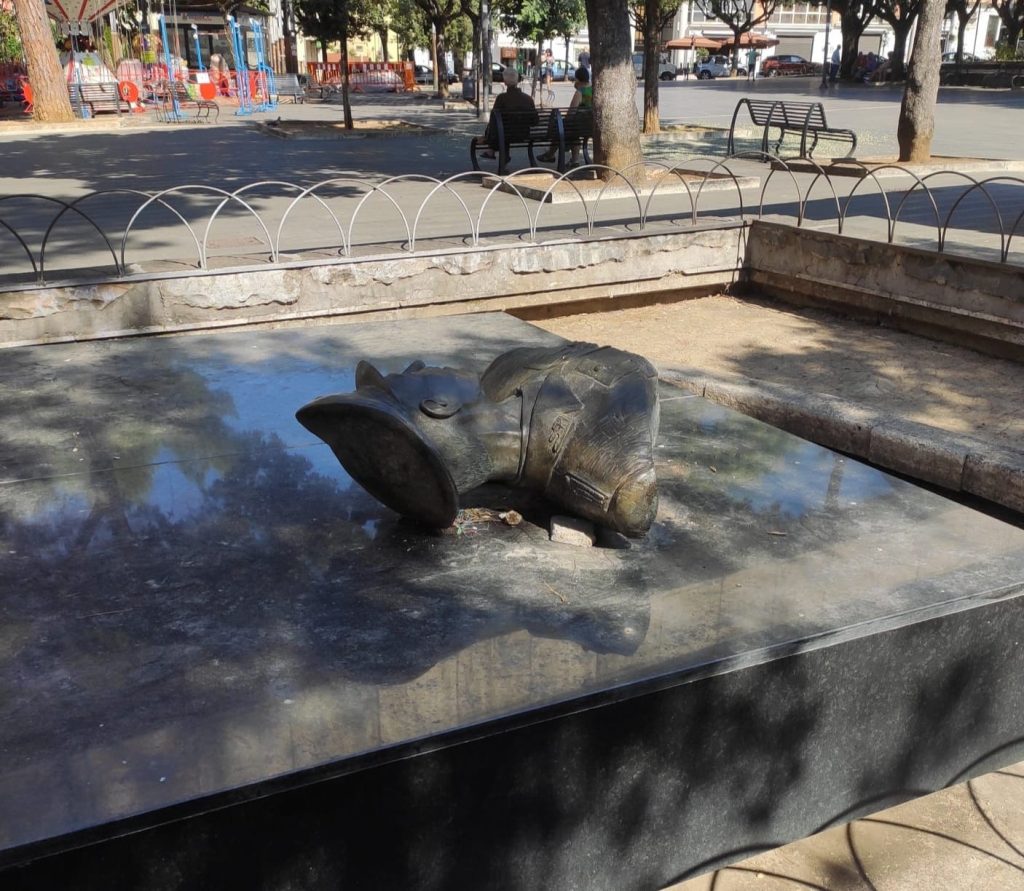 Eboli vandalizzato busto Vincenzo Giudice Piazza Repubblica