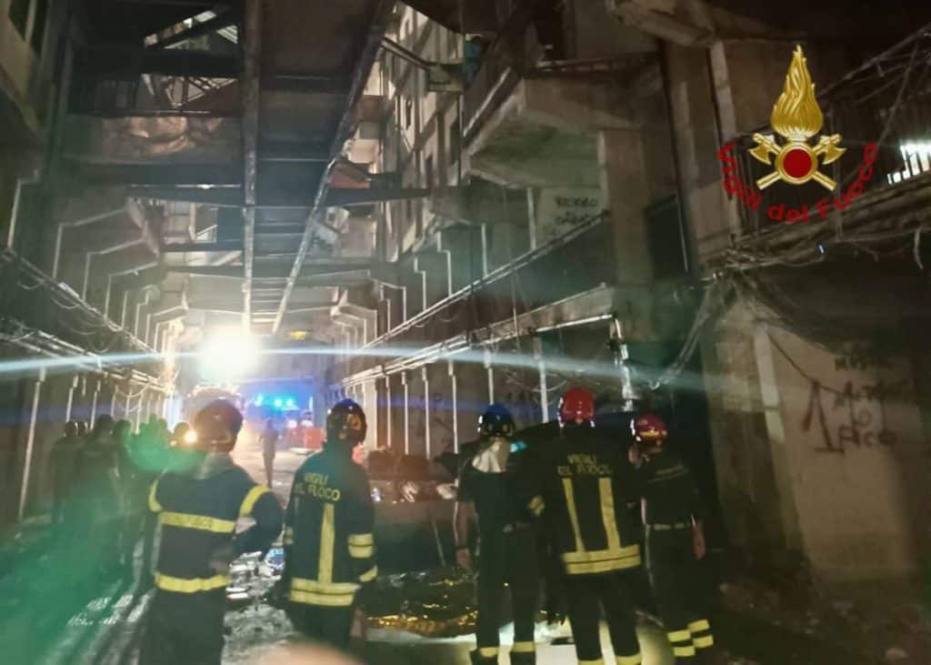 Scampia tragedia ballatoio crollato morti feriti lavori