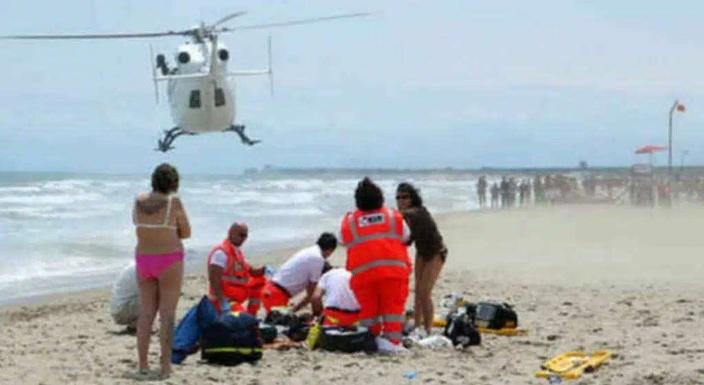 Fermo bambina arresto cardiaco riva mare salvata