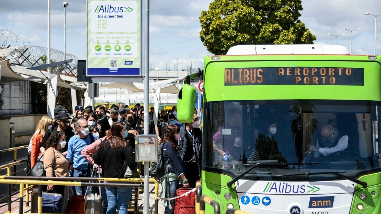 centinaia turisti sole aeroporto Napoli