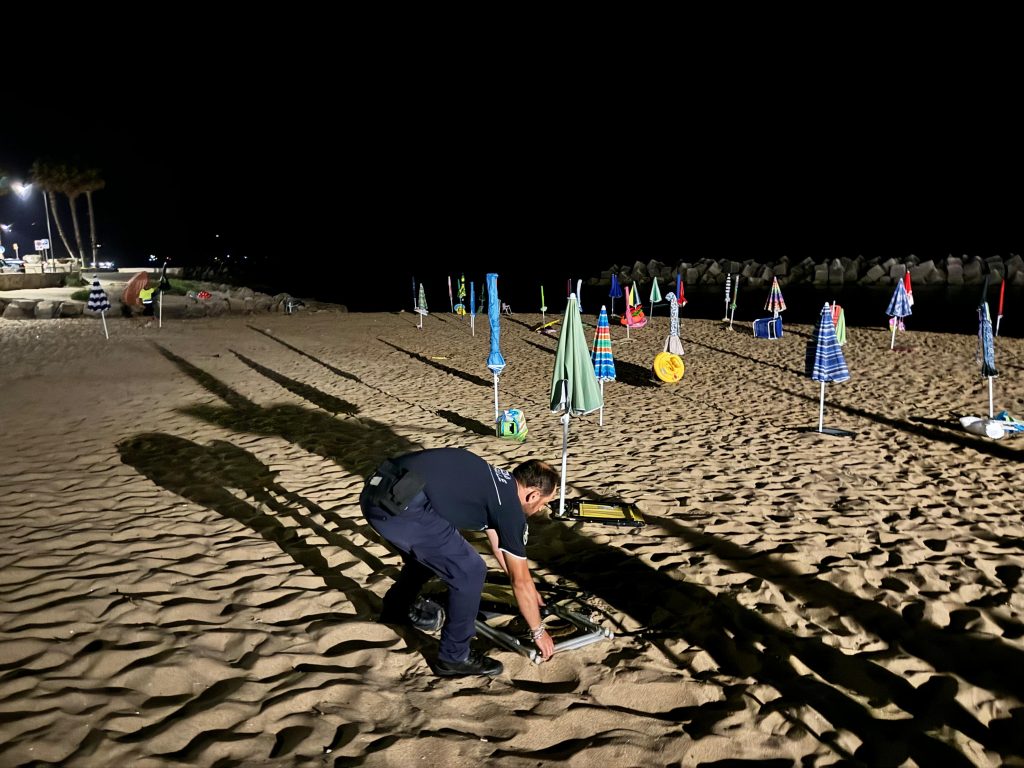 Castellabate, blitz notturno in spiaggia: via gli ombrelloni per "bloccare" i posti