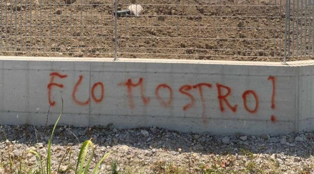 sassano scritte protesta muri capannone logistico