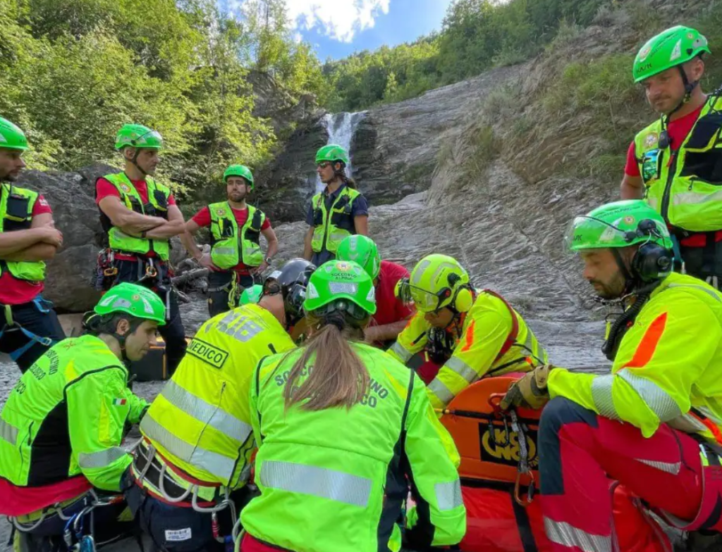 Ragazzo grave tuffato cascate Golfarone