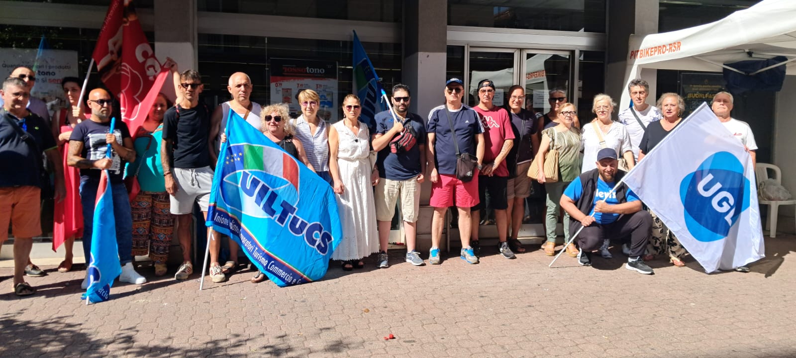 lavoratori salernitani ex supermercati Carrefour protesta