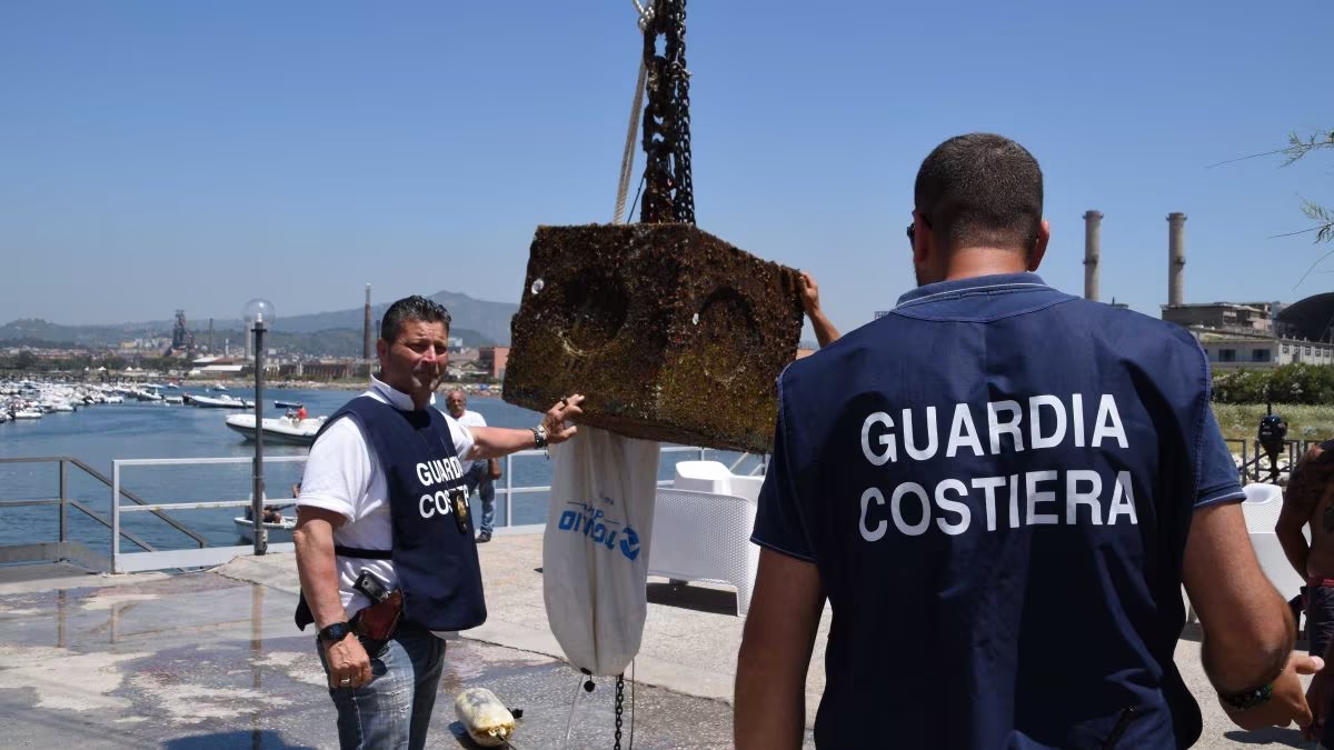 Napoli blitz anti abusivi mare sequestrate 92 barche Nisida