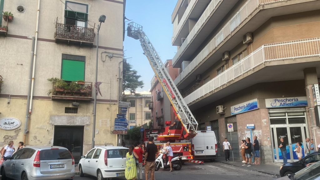 salerno donna tenta suicidio terzo piano