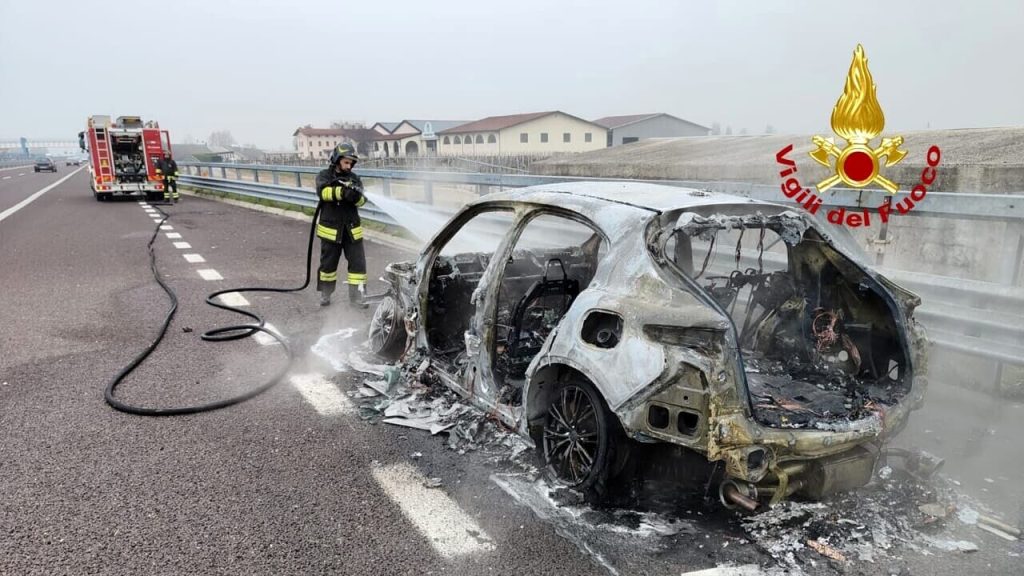 auto a fuoco sacco