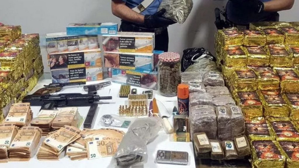 Blitz in casa nel Napoletano: trovate armi, droga e sigarette, nei guai una donna