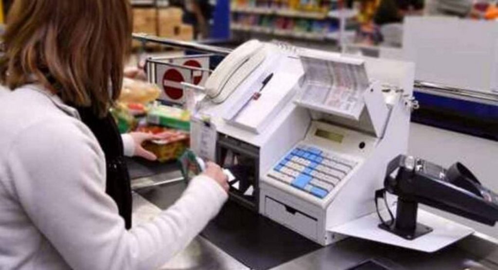 torino troppi soldi cassa carrefour sanziona cassiere