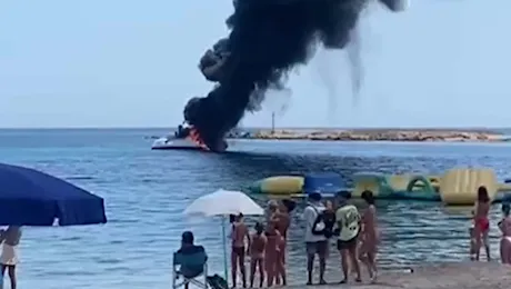 budoni catamarano fiamme porto