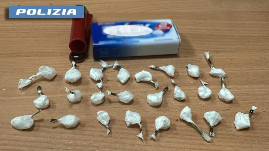 napoli cocaina nascosta pacchetto sigarette arrestato