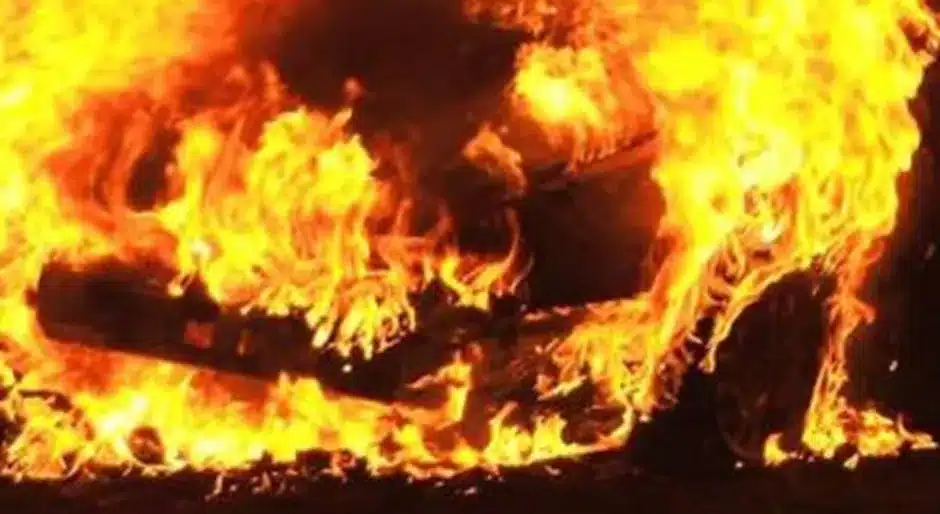 Auto in fiamme sull'A2 tra Pontecagnano e Battipaglia: tratta in salvo una famiglia