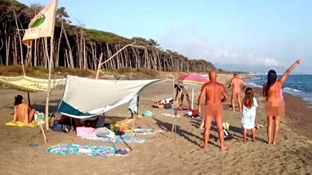 turista nudo spiaggia baia domizia multa