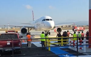 primo-arrivo-aeroporto-salerno-costa-amalfi-applausi-atterraggio-aereo-milano