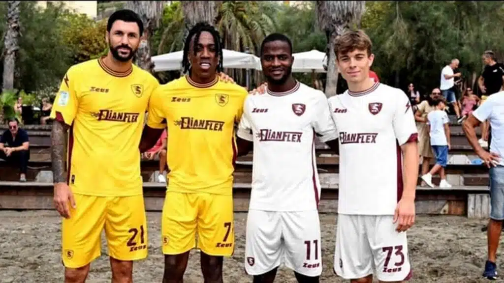 salerno salernitana calciatori nuove maglie spiaggia santa teresa