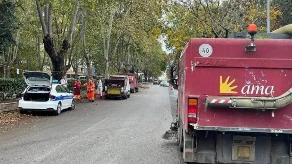 roma camion ama contro auto morta