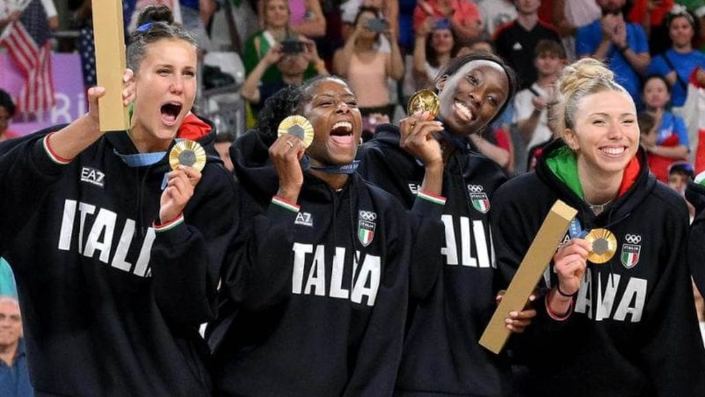 nazionale pallavolo medaglia oro commenti vespa vannacci polemica