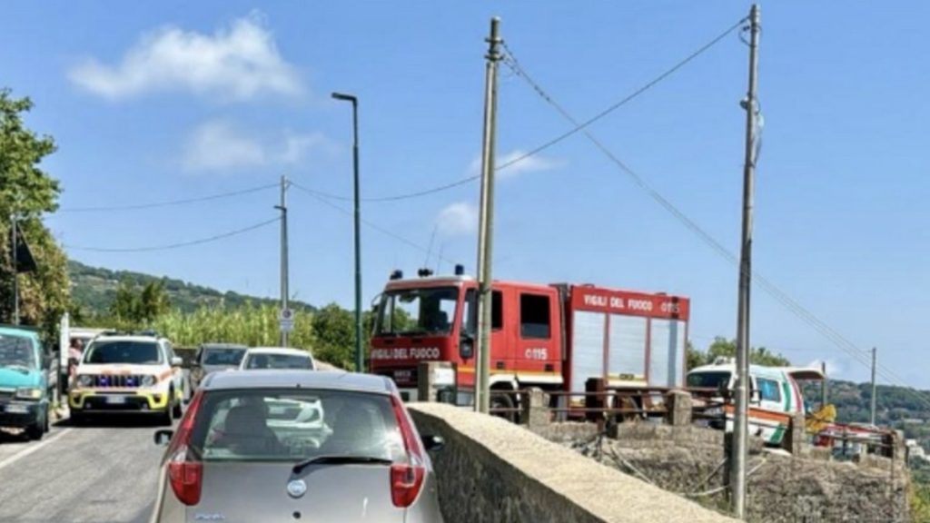 Perde il controllo dell'auto e precipita sul tetto di una casa: morto il padre della sindaca, tragedia in Campania