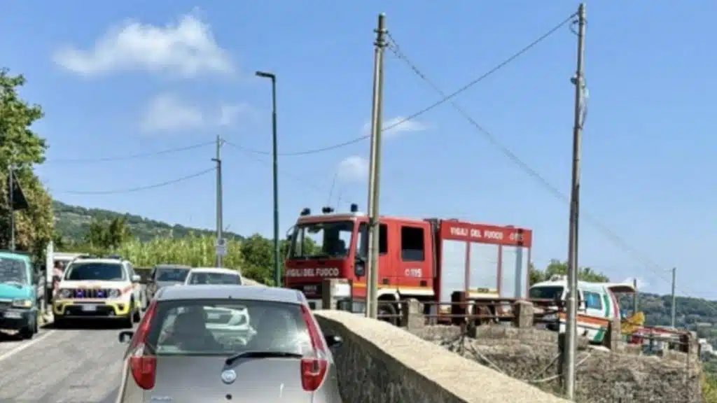 Perde il controllo dell'auto e precipita sul tetto di una casa: morto il padre della sindaca, tragedia in Campania