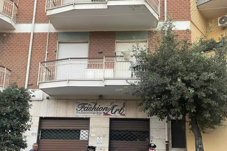 Sant Anastasia bimbo cade balcone operato urgenza