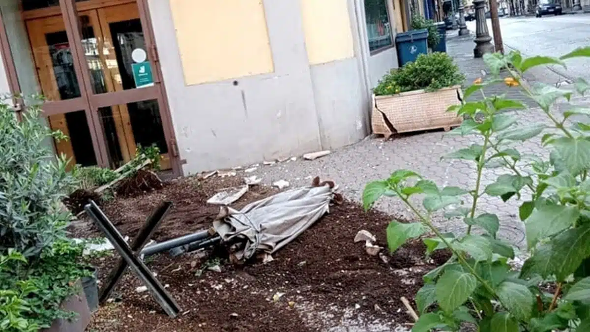 Incidente Salerno auto danneggia arredi pizzeria torrione
