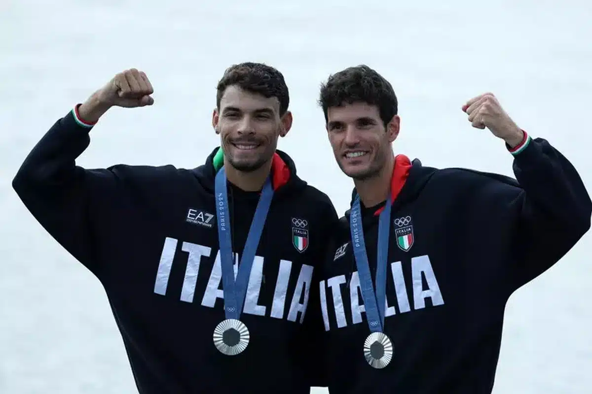 Ancora una impresa per l'Italia che conquista un'altra medaglia d'argento nel canottaggio doppio pesi leggeri alle Olimpiadi 2024: chi sono Stefano Oppo e Gabriel Soares