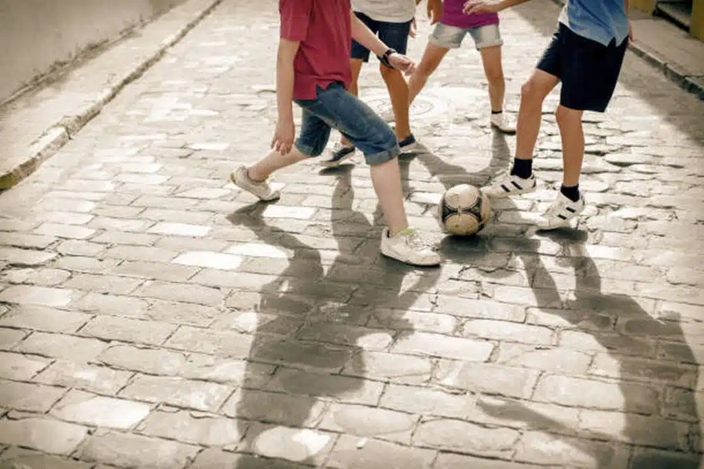 san pietro al tanagro vietato giocare pallone multa