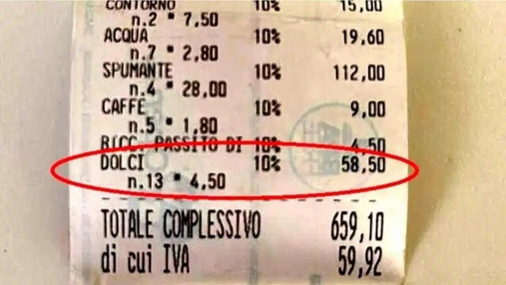 Portano la torta (da 45 euro) al ristorante ma gli fanno pagare 60 euro per il taglio: "Mi hanno detto che da loro funziona così"