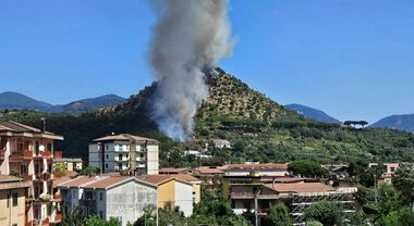 Nocera incendio montagna notte