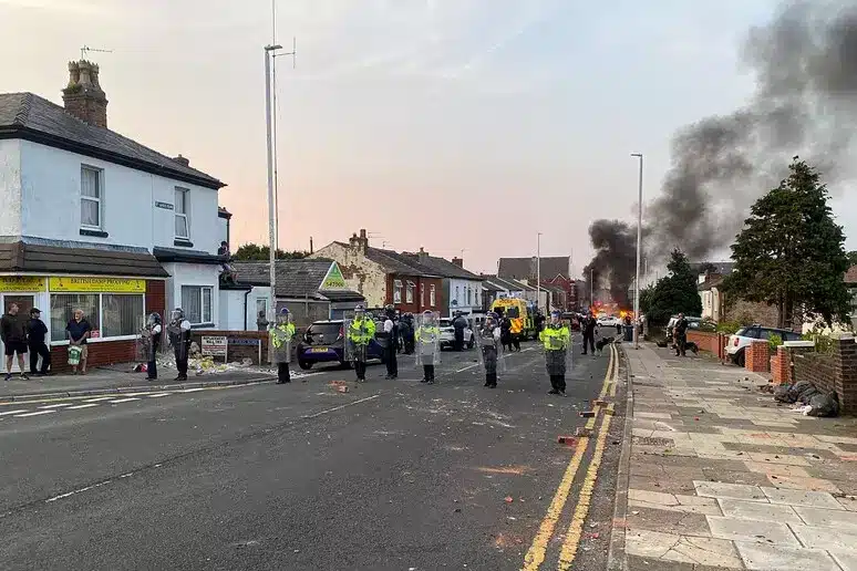 Violenti disordini da parte dell'estrema destra nel Regno Unito, proteste sfociate in seguito all'uccisione di 3 bambine accoltellate in strada da un 17enne, lo scorso lunedì a Southport.