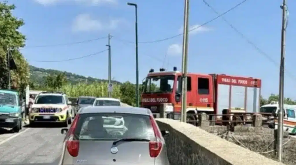 Incidente Ischia auto finisce tetto casa un morto