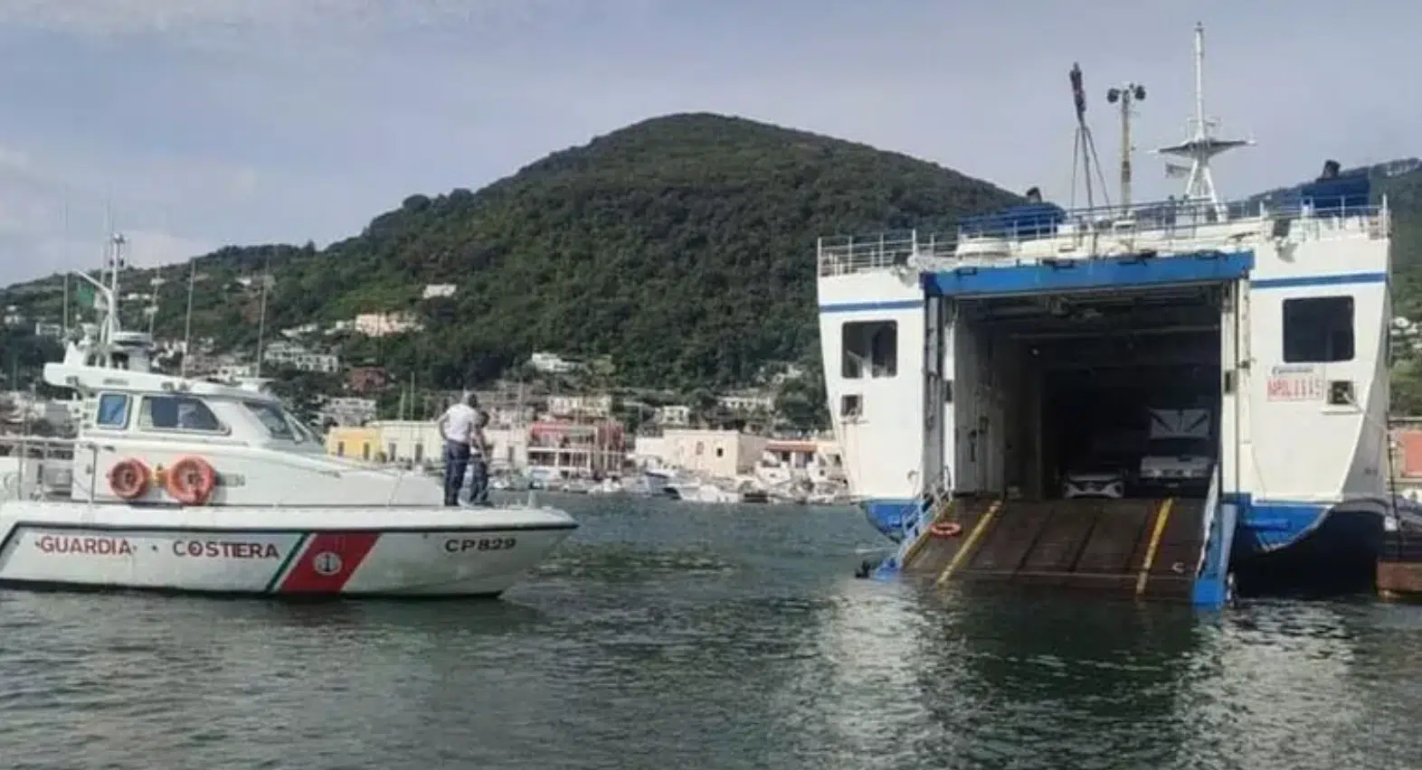 Incidente Ischia traghetto spazzamare