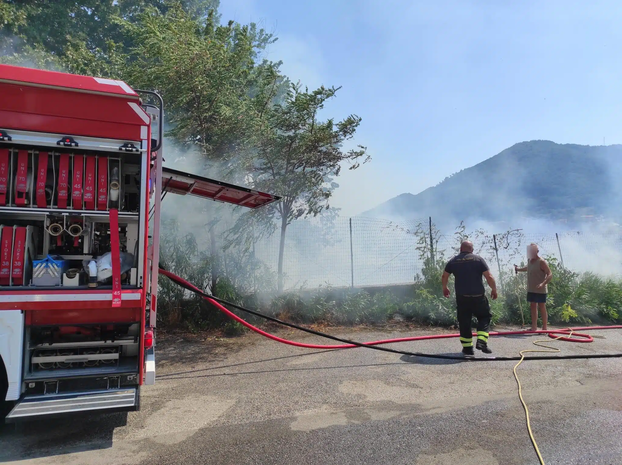 Incendio San Mango Piemonte fiamme lambiscono case parco fiorito