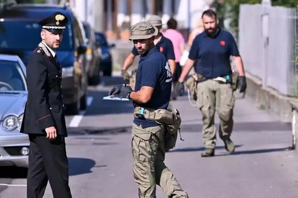 tenta strangolare fidanzata filo cellulare roma arrestato