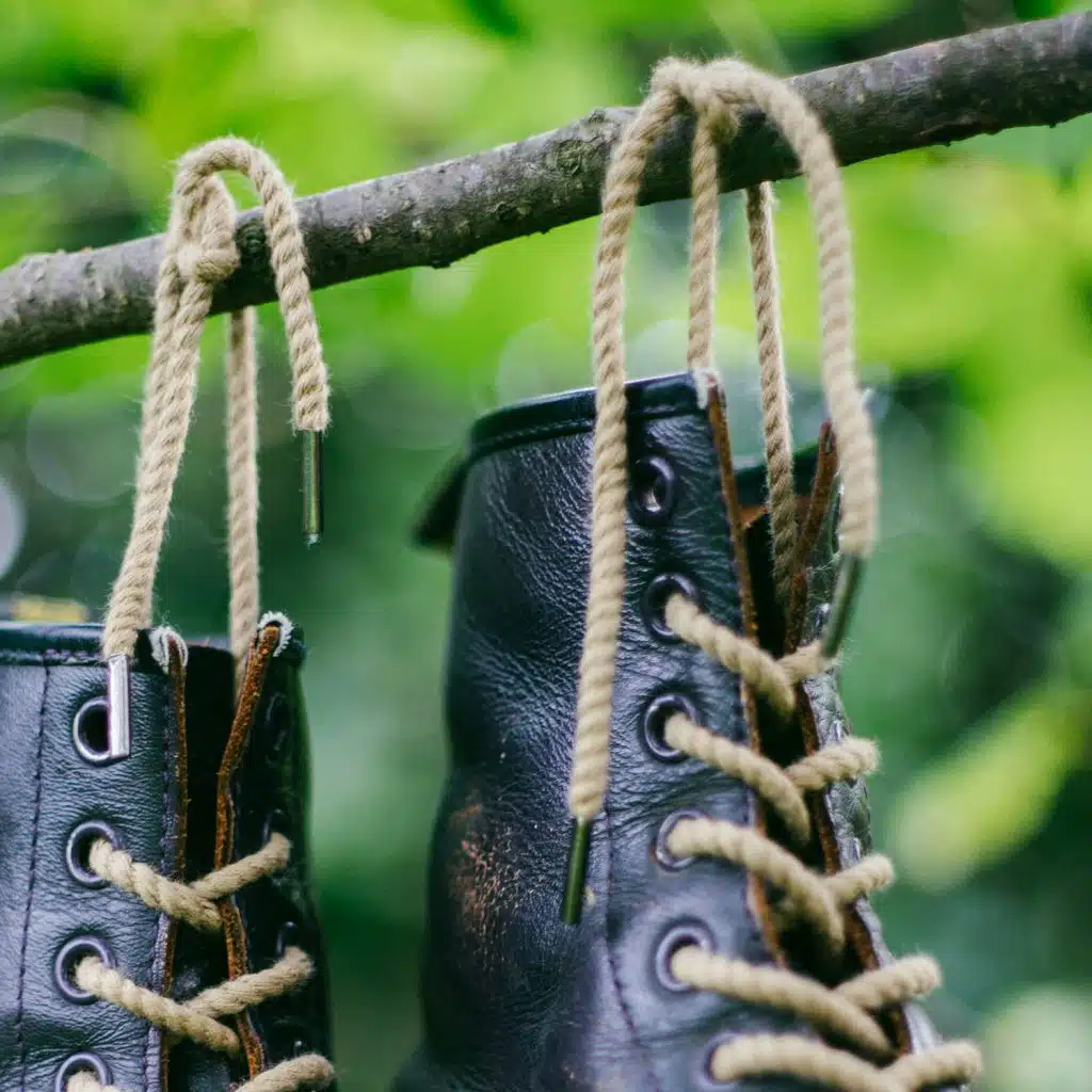 suicidio salerno lacci scarpe camera sicurezza gip arresto maltrattamenti madre