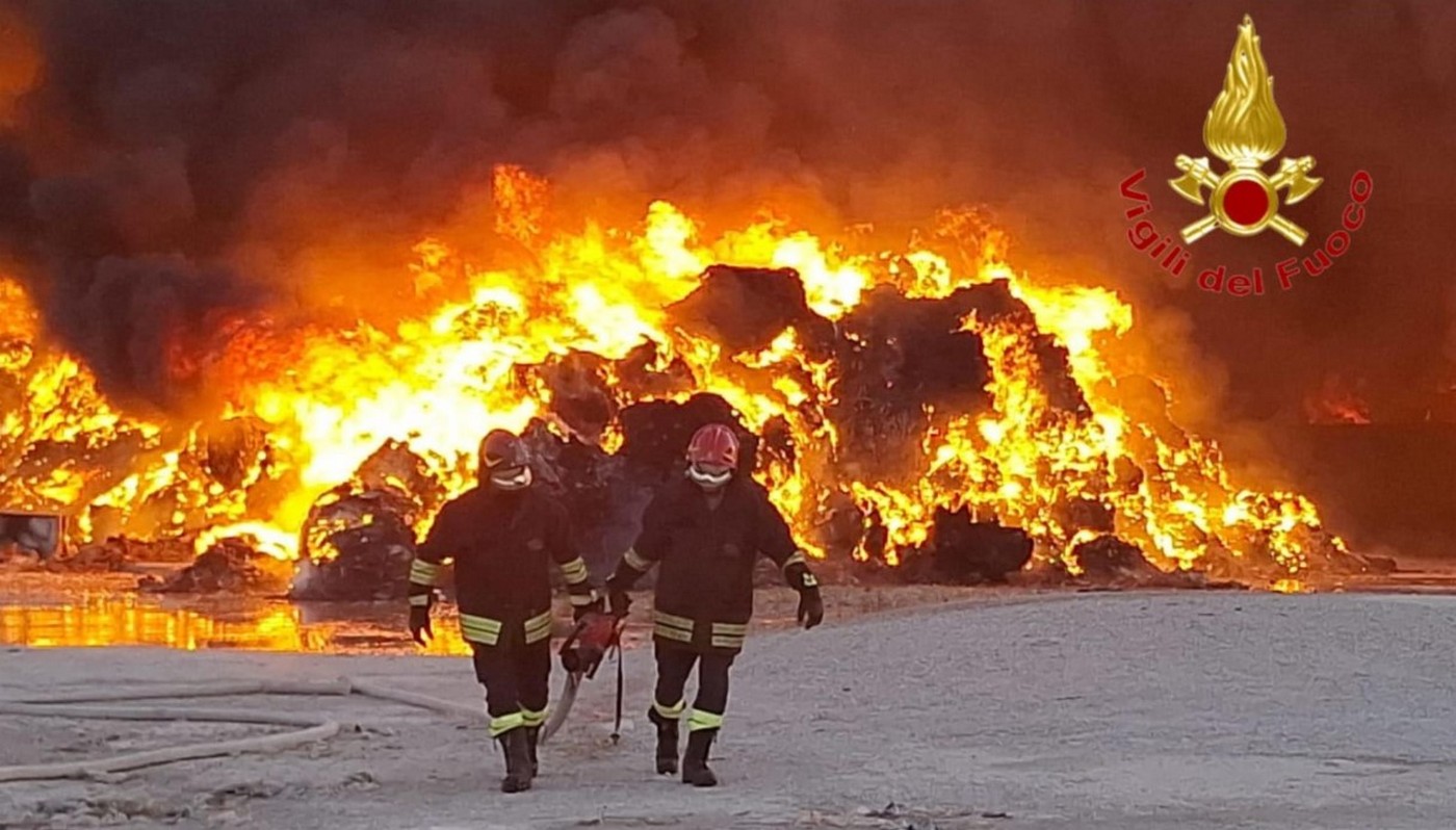 Incendio ecoballe Persano rifiuti italo-tunisini