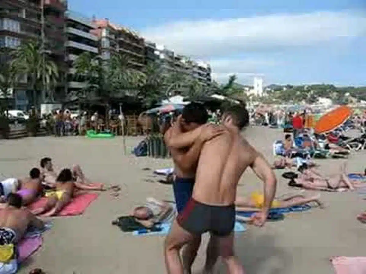 furto telefoni rissa spiaggia napoli