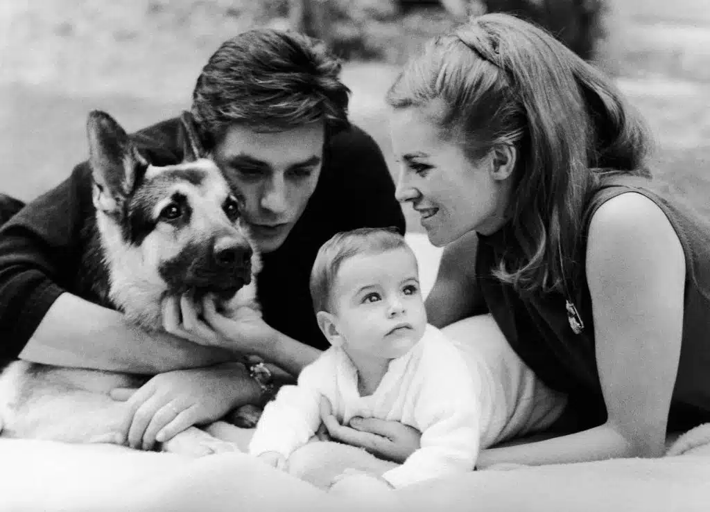 alain delon donne affiancato